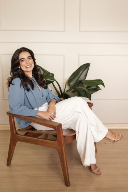 Foto da doutora Lívia Rodrigues, psiquiatra.